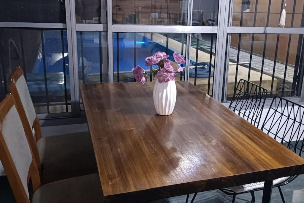 Casa Olivia- Alojamiento Con Piscina - Aeropuerto إيزيزا المظهر الخارجي الصورة